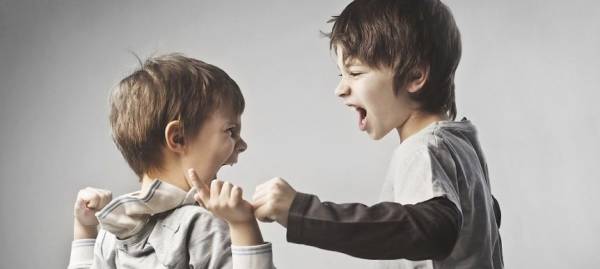علت فحش دادن بچه ها + طرز برخورد با کودک بد دهن