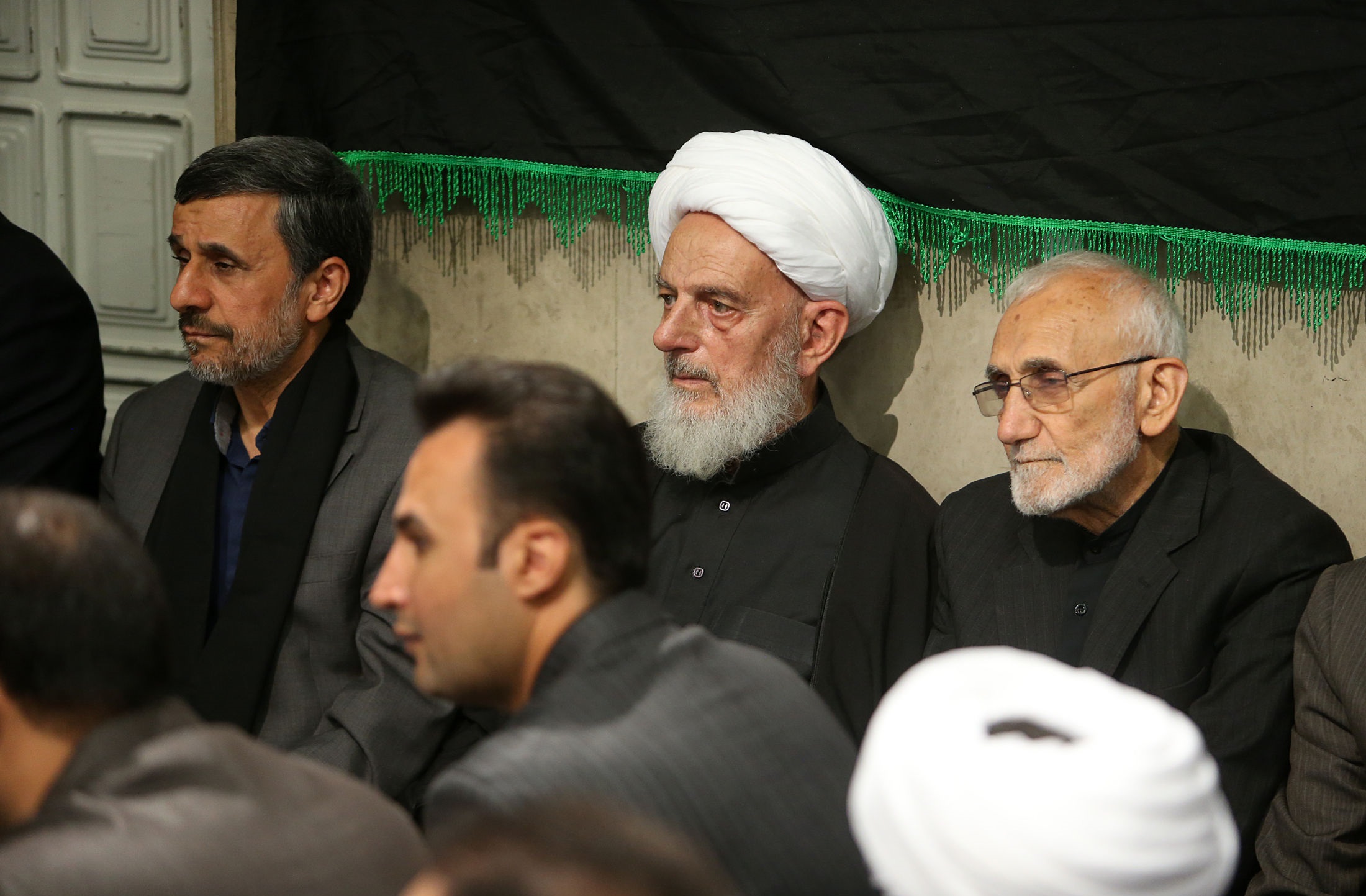 احمدی نژاد در مراسم عزای حسینی +عکس