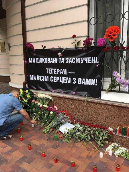 گذاشتن گل در کنار دیوار سفارت ایران در اوکراین +عکس