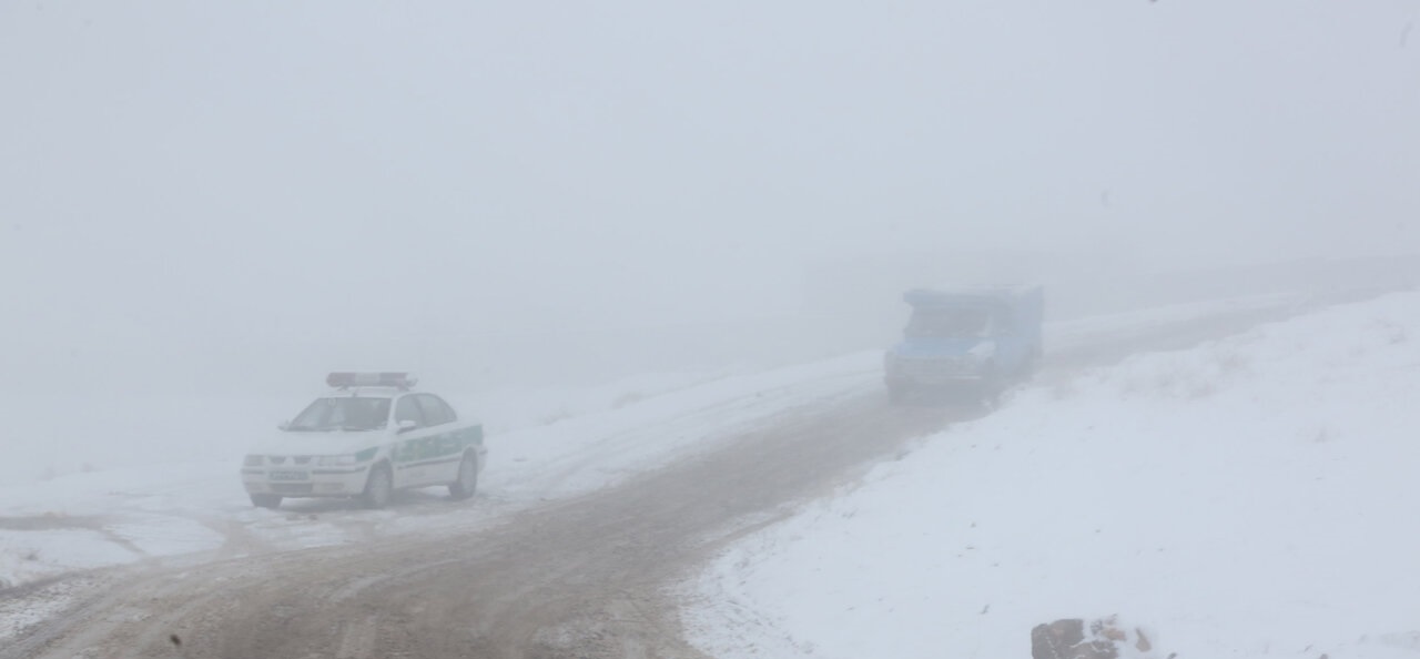 جزییات گرفتاری خودروها زیر برف سنگین حوالی رشت