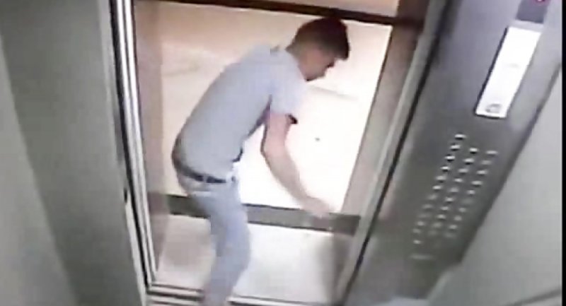 گیر کردن یک مرد جوان بین درب آسانسور + فیلم