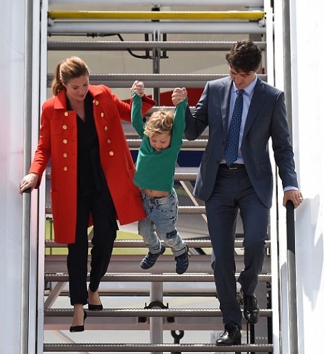 پیاده کردن فرزند از هواپیما به سبک نخست‌وزیر کانادا +عکس