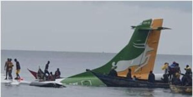 سقوط هواپیمای مسافربری با ۵۳ سرنشین در دریاچه + فیلم