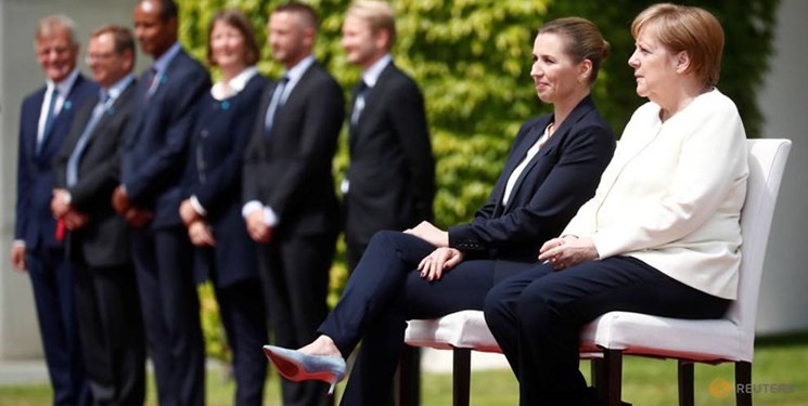 مرکل «نشسته» از نخست‌وزیر دانمارک استقبال کرد! +تصاویر