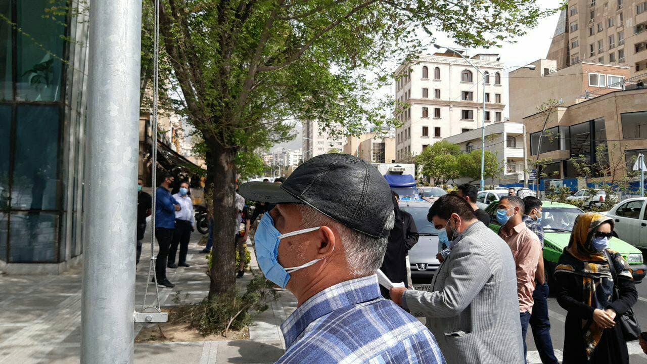 تجمع تعدادی از سهامداران مقابل بورس تهران