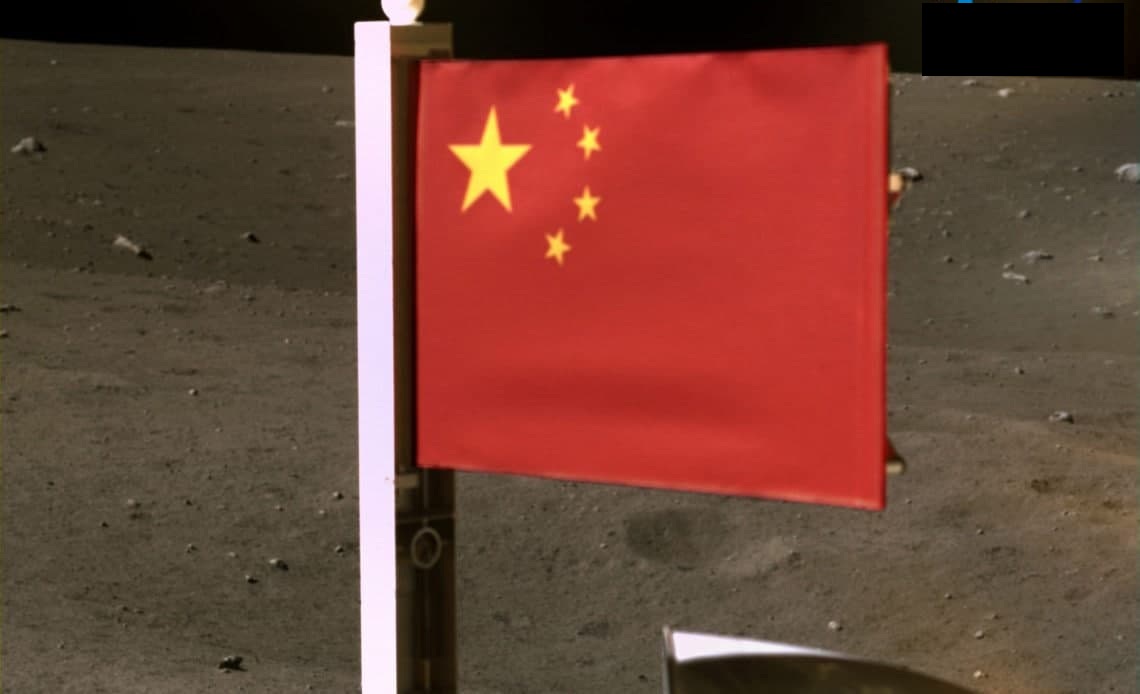 چین پرچم خود را روی کره ماه زمین زد +عکس