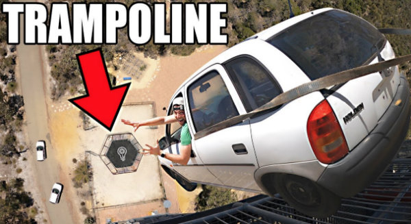 پرتاب خودرو از ارتفاع ۴۵ متری بر روی ترامپولین + فیلم
