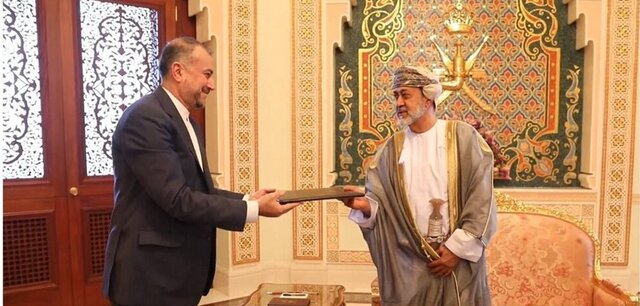تسلیم پیام مکتوب رییسی به سلطان عمان