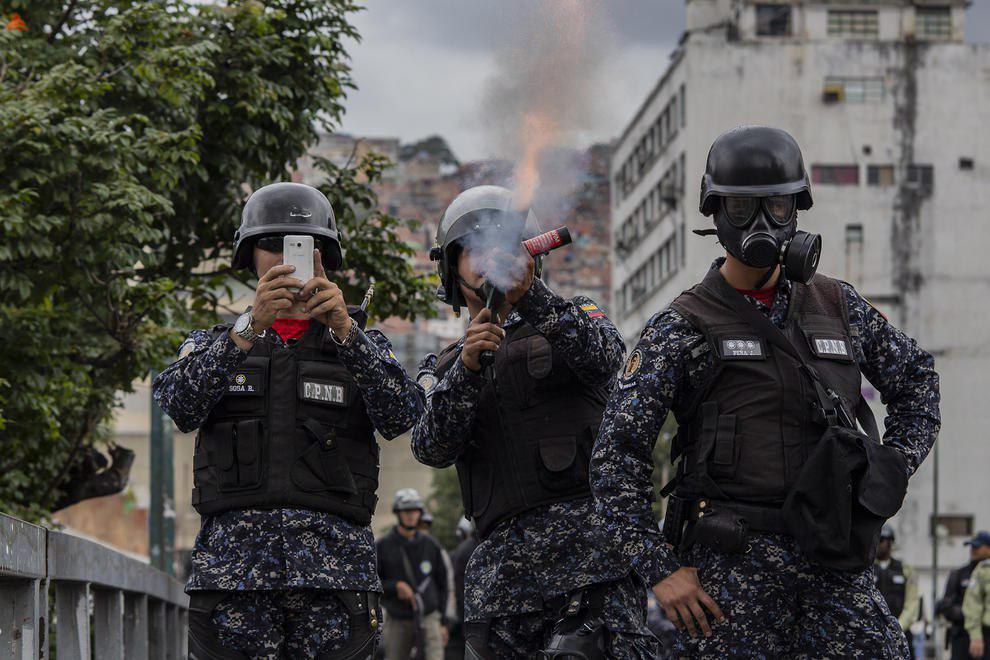 پلیس ونزوئلا در حال مقابله با تظاهرات +عکس