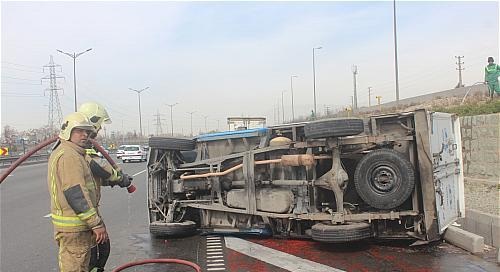 آتش گرفتن خودرو واژگون شده در بزرگراه آزادگان +عکس