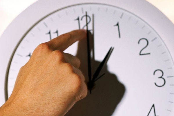 چرا باید ساعت هایمان را یک ساعت به جلو بکشیم؟