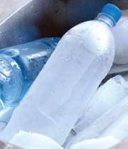 آب یخ زده در بطری پلاستیکی سرطان‌زا است