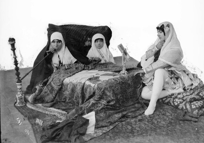 مهمانی زنانه در دوره قاجار /  از مدل لباسشان شوکه شوید! + عکس