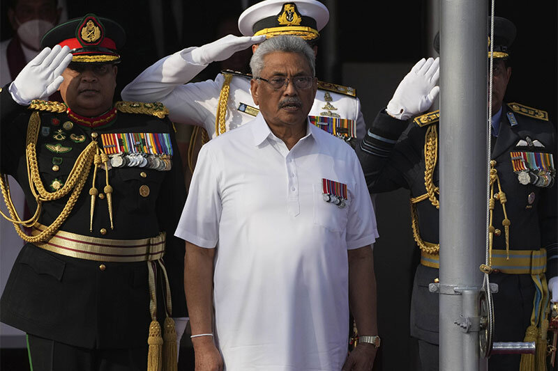 لحظه فرار رییس‌جمهوری سریلانکا با کشتی جنگی + فیلم