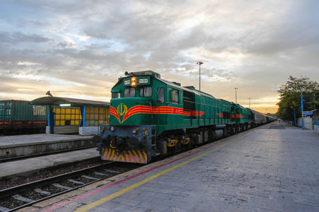 قطار مشهد-تهران در ایستگاه نقاب متوقف شد