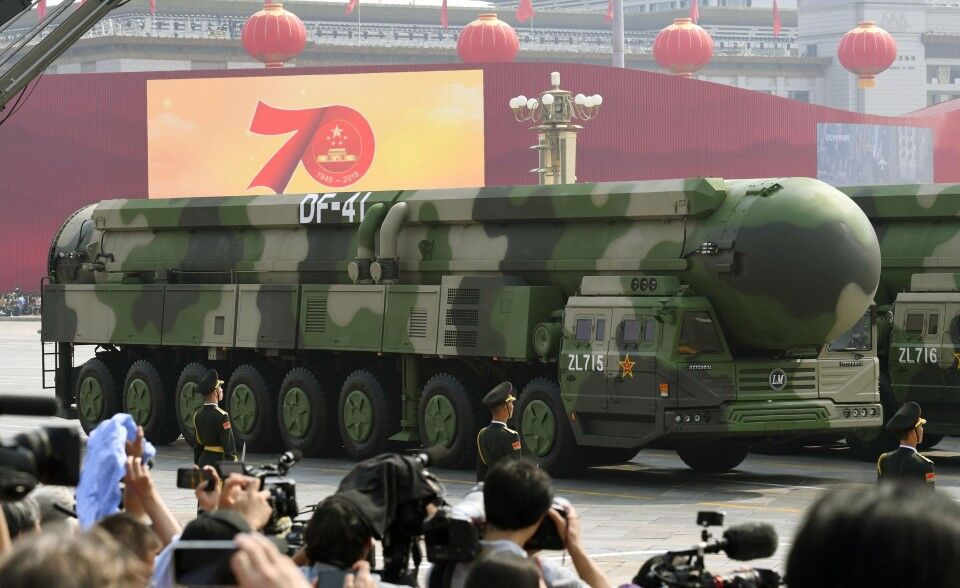 چین از موشک‌های اتمی خود رونمایی کرد +فیلم