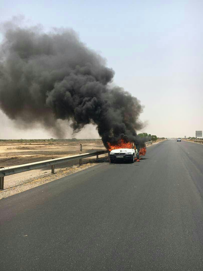 گرمای هوای خوزستان یک وانت را به آتش کشید +عکس