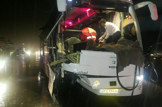 تصادف اتوبوس با تریلر ۷ مجروح برجا گذاشت +عکس