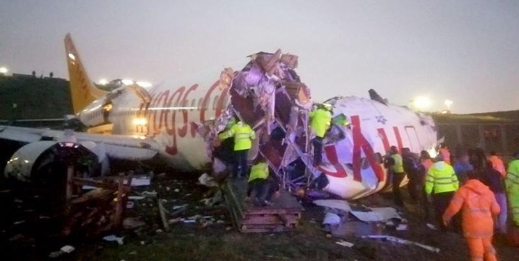 هواپیمای مسافربری ترکیه پس از خروج از باند نصف شد