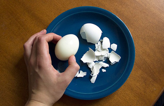 ترفند جالب برای راحت پوست کندن تخم مرغ آب پز