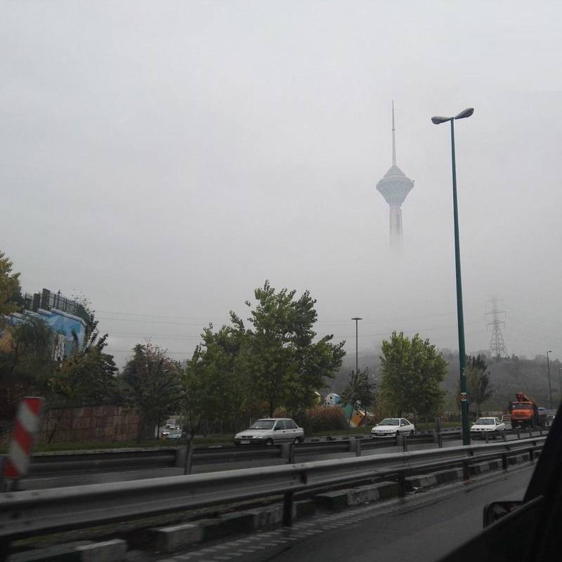برج میلاد در میان ابر و مه +عکس
