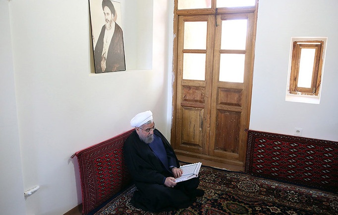 قرآن خواندن روحانی در خانه تاریخی امام +عکس