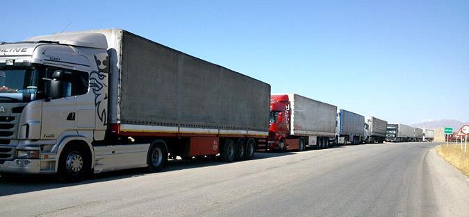 صف طولانی کامیون‌های‌ روس پشت مرز چین +فیلم