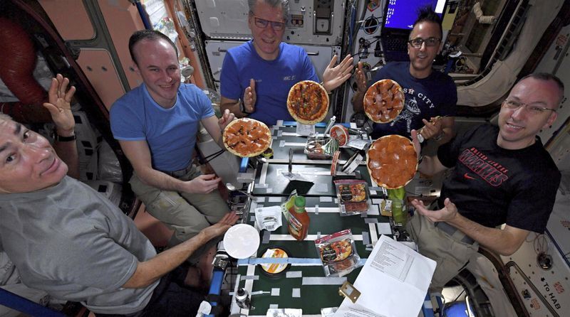  فضانوردان چطور غذا می خورند؟ + فیلم