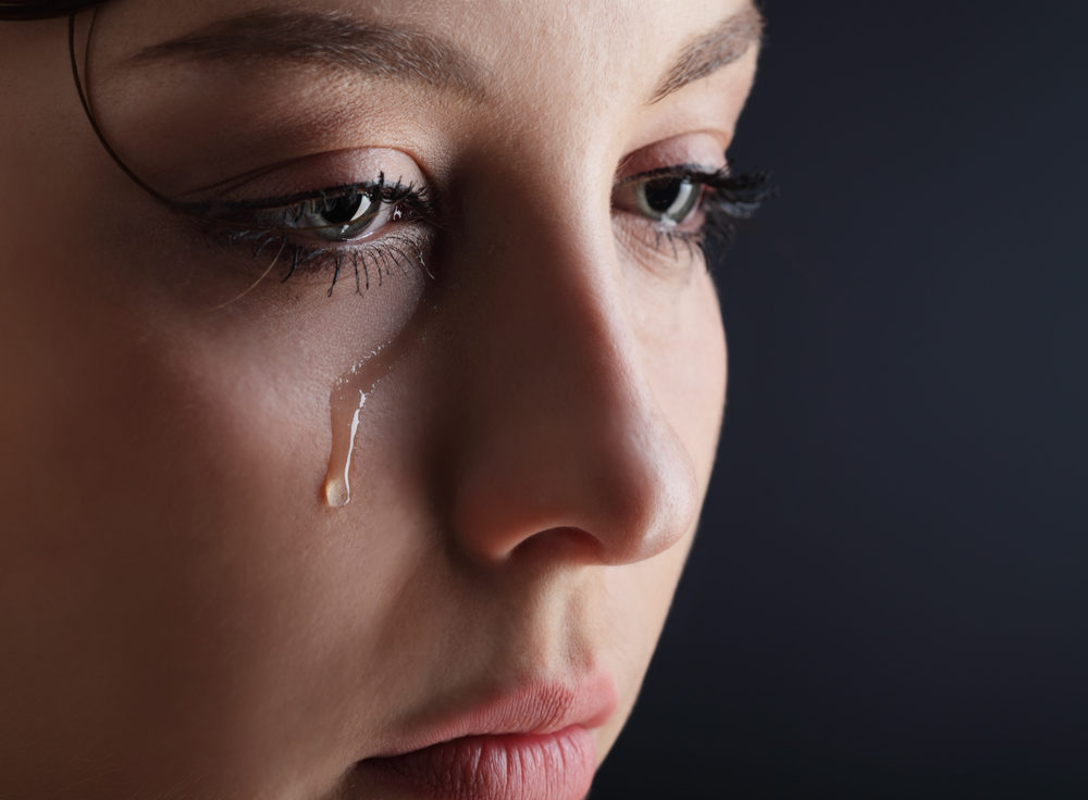 دختری ۱۱ساله به جای اشک خون گریه می‌کند +عکس