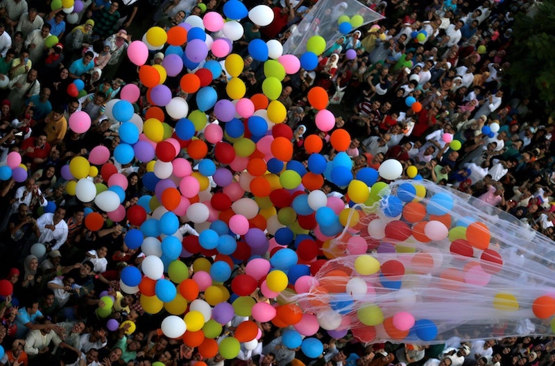 جشن عید فطر مصری‌ها با بادکنک‌های رنگی +تصاویر