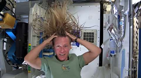 فضانوردان چگونه موهای خودشان را در فضا می شویند؟ + فیلم