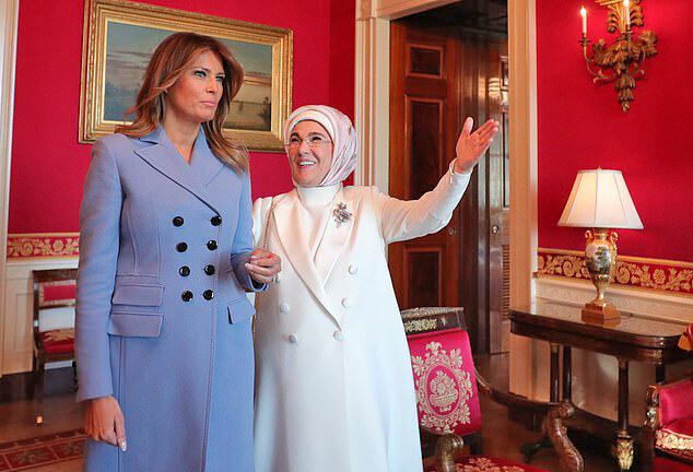 لباس ۳۵میلیونی ملانیا در دیدار با همسر اردوغان +عکس