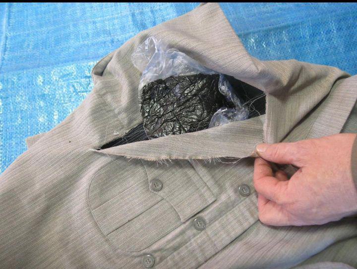 کشف تریاک در داخل پیراهن کادویی توسط ماموران گمرک