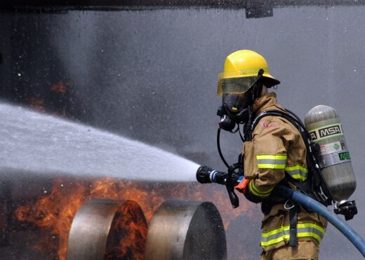 تلاش آتش نشانان برای خاموش کردن آتش در پاساژ لیدوما + فیلم