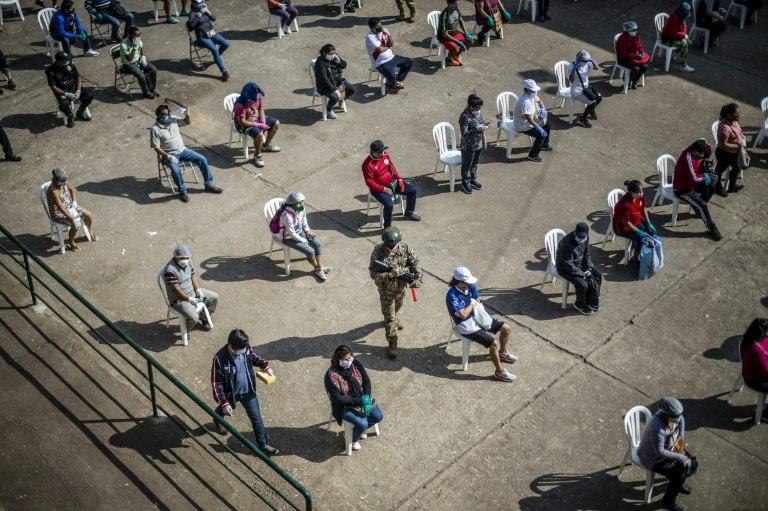 انتظار کارکنان بازاری در شهر لیما پرو برای انجام تست کرونا +عکس