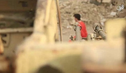 اعدام با گلوله توپ ابتکار جدید داعش +عکس