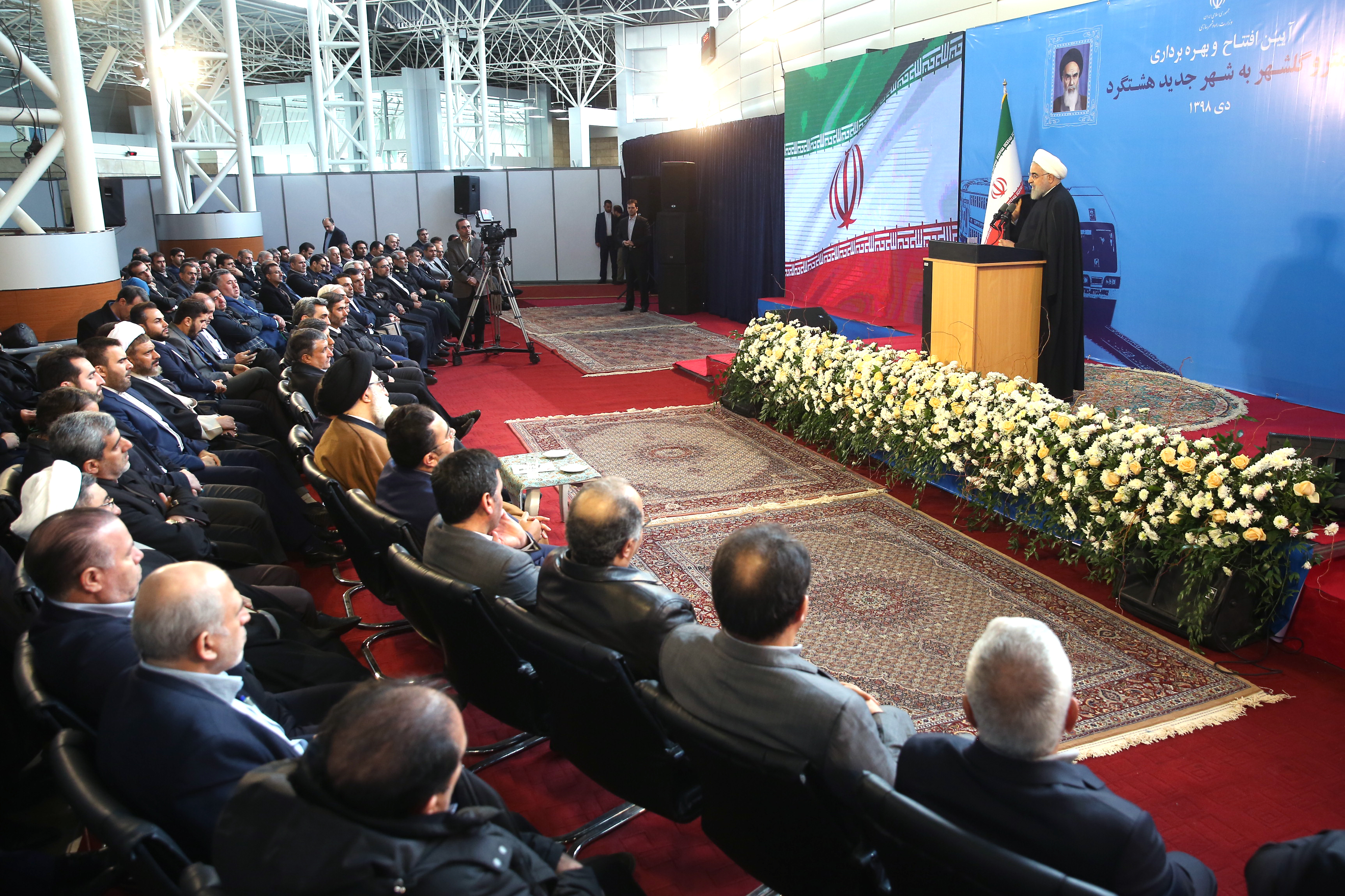 روحانی: تحریم ۲۰۰میلیارد دلار از درآمد کشور را کاهش داد/ ۷۵درصد، بنزین یورو‌۴ و‌۵ در خدمت مردم قرار می‌دهیم