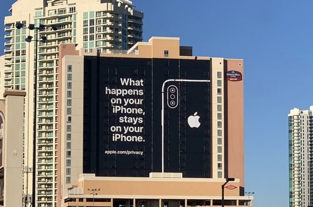 تبلیغ طعنه آمیز اپل در حاشیه نمایشگاه سی ای اس +عکس