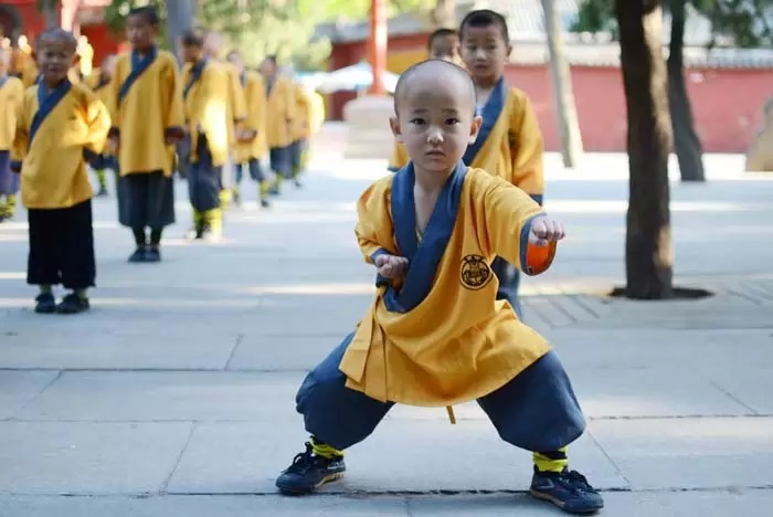 زجر کشیدن تلخ کودک چینی زیر تمرینات سخت کونگ فو + فیلم