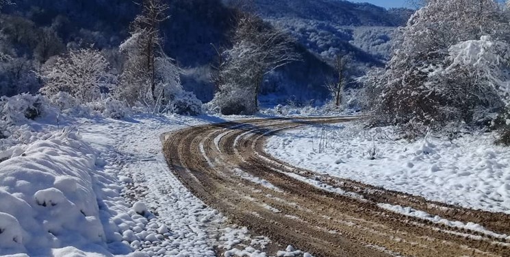 بارش برف و باران در جاده‌های ١١ استان کشور