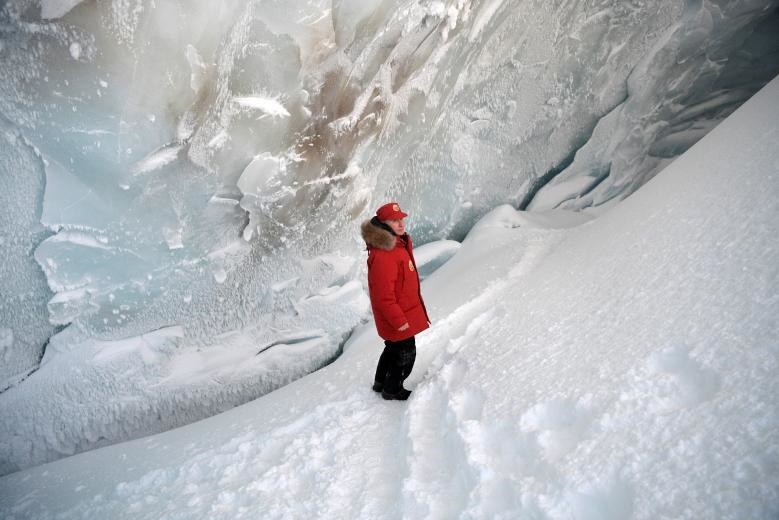 گردش ولادیمیر پوتین در غار یخی مجمع‌الجزایر «فرانز جوزف» +عکس