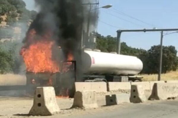 حریق یک تانکر ۲۰ هزار لیتری بنزین در اصفهان