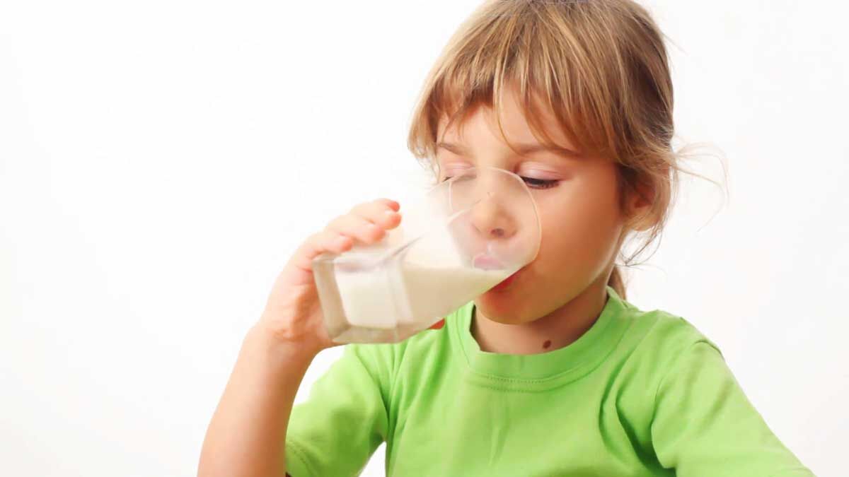 خوردن شیر داغ در این ساعات ممنوع!