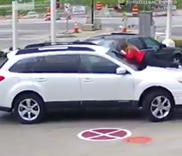 تلاش یک زن برای جلوگیری از سرقت اتومبیل‌اش +فیلم