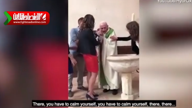 سیلی کشیش به نوزاد در هنگام غسل تعمید +فیلم