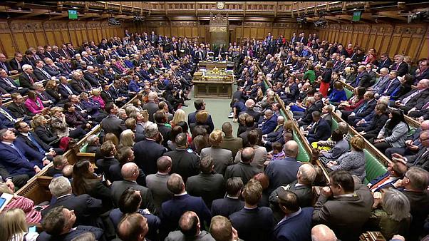 کرونا دولت جانسون را به گوشه رینگ پارلمان انگلیس برد