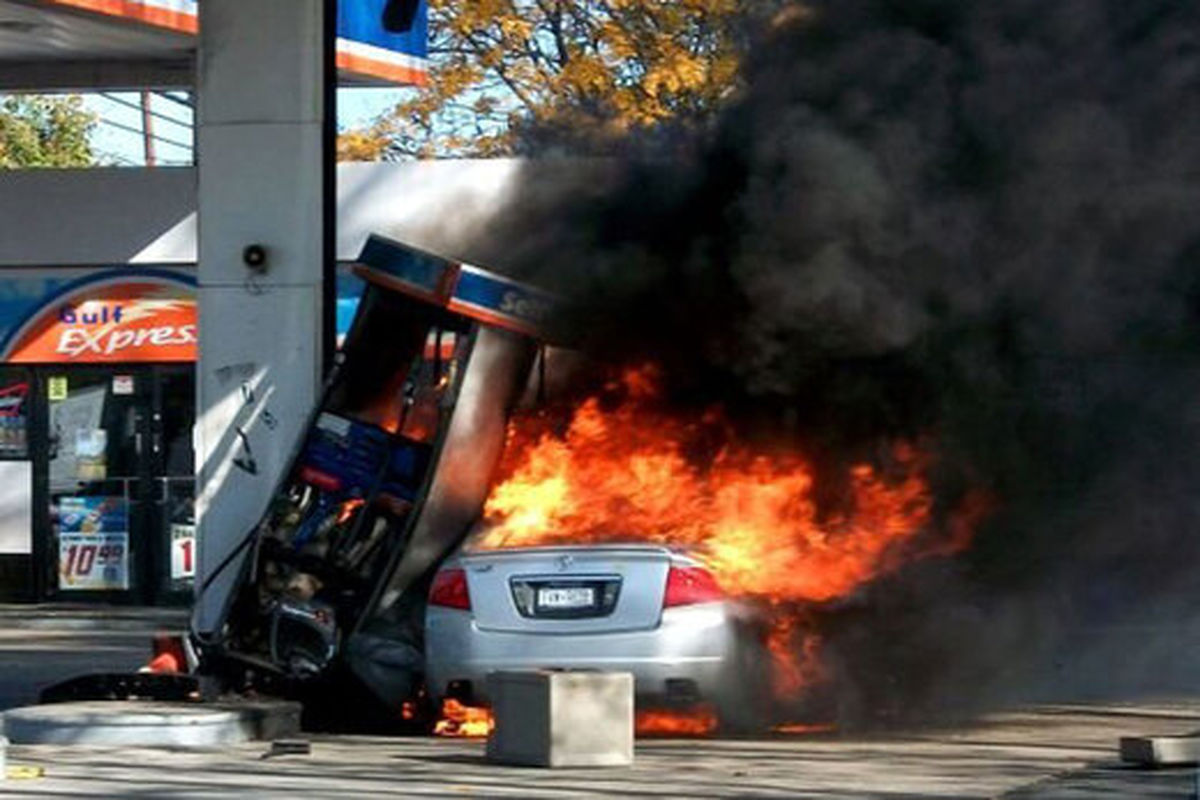 لحظه هولناک آتش گرفتن خودروی لوکس در پمپ بنزین + فیلم