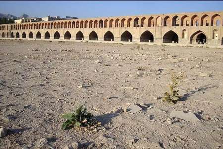 با بحران آب در اصفهان مقابله می‌شود
