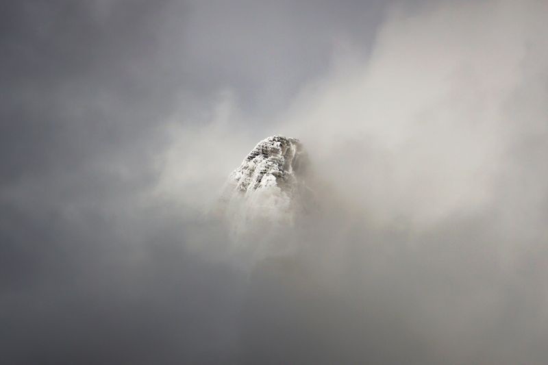 قله‌ای در حصار ابرها در عکس روز نشنال جئوگرافیک