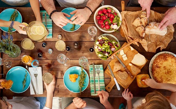 چرا موقع غذا خوردن در جمع دچار استرس می شوید؟